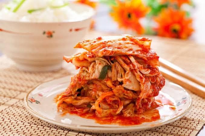 Kimchi, salah satu makanan fermentasi yang kaya manfaat. (Shutterstock/naito29)