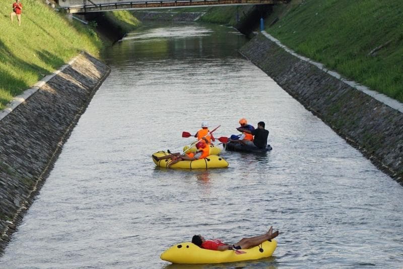 Aktivitas berkano di Selokan Mataram di Yogyakarta. (Kompas/Yustinus Wijaya Kusuma)