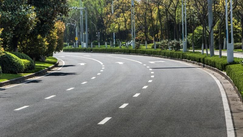 Marka jalan berwarna putih. (Freepik/by evening_tao)