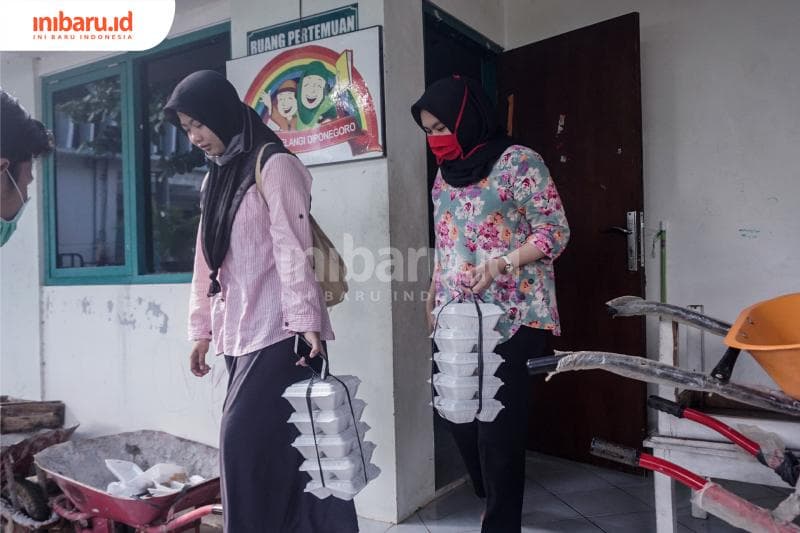 Mahasiswa Undip hendak mengantar takjil ke kos mahasiswa. (Inibaru.id/ Audrian F)<br>