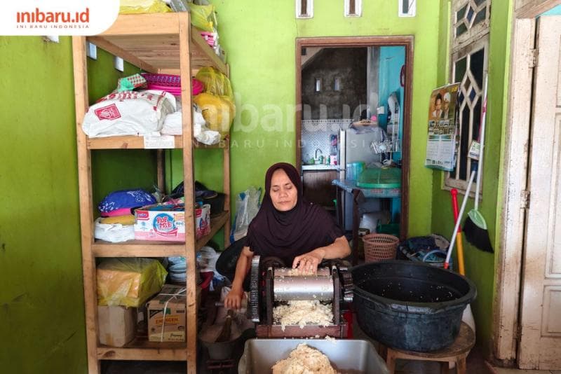 Siti Rohimah membantu secara langsung pembuatan kerupuk puli. (Inibaru.id/ Alifia Ainun Nikmah)