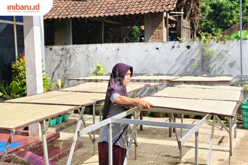 Proses penjemuran kerupuk puli dilakukan di depan rumah di atas rak sederhana. (Inibaru.id/ Alfia Ainun Nikmah)