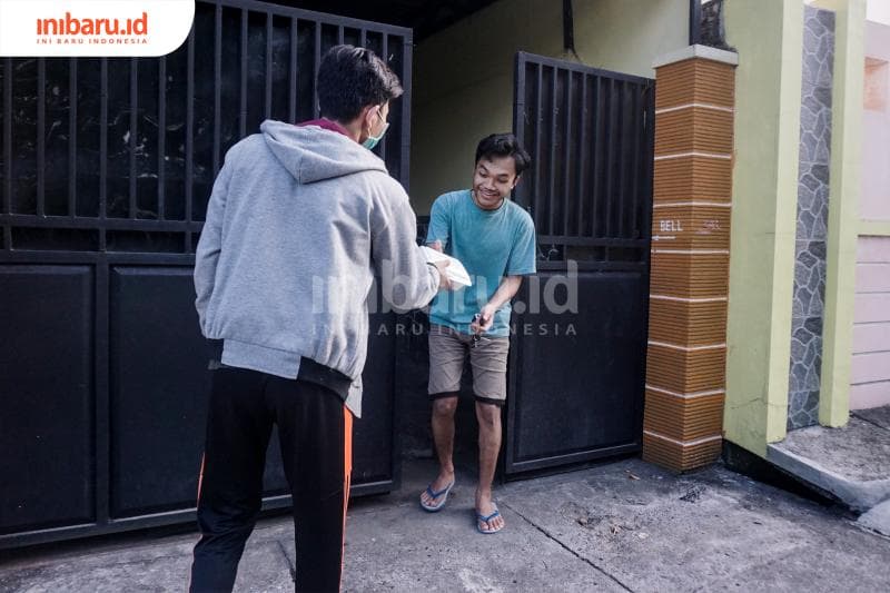 Doni Pratama Siregar mengantar menu buka puasa untuk teman-teman mahasiswa yang bertahan di kos. (Inibaru.id/ Audrian F)<br>