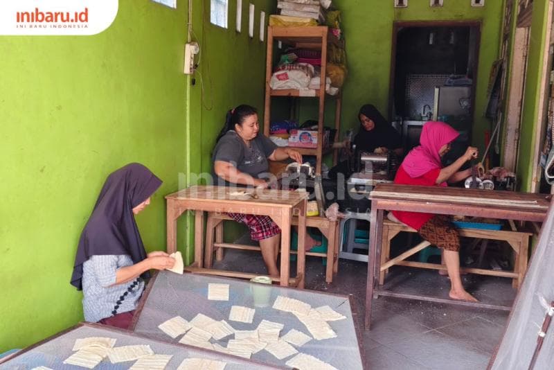 Siti Rohimah memproduksi kerupuk puli dengan dibantu empat karyawan yang merupakan tetangganya. (Inibaru.id/ Alfia Ainun Nikmah)