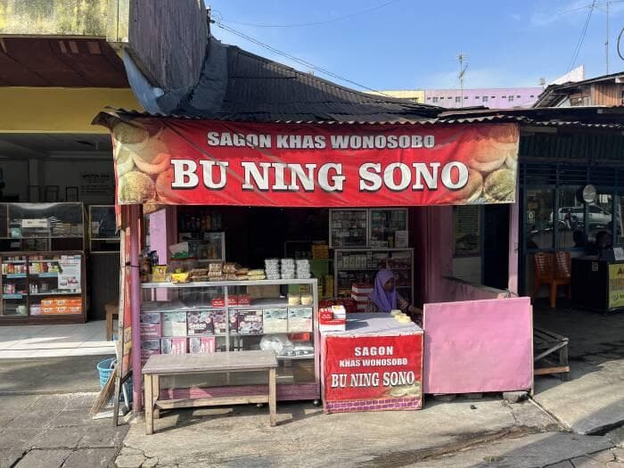 Warung Sagon Bu Ning Sono Wonosobo yang masih sederhana. (Indozone)