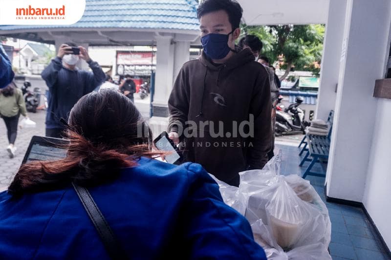 Di Udinus, mahasiswa diminta menunjukkan KTM dan KTP agar bisa medapatkan takjil gratis. (Inibaru.id/ Audrian F)<br>