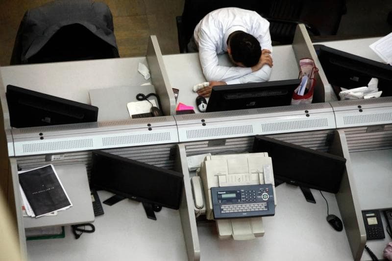 Ilustrasi: Sengitnya pasar kerja memunculkan fenomena job-hugging. (AFP/Getty Images via Bloomberg)