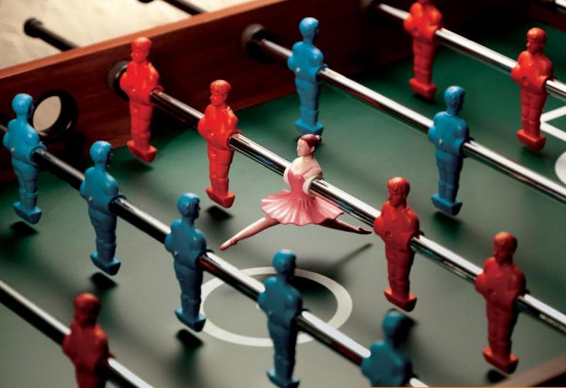 Ilustrasi: Eksplorasi bidang lain di tempat kerja atau membangun keterampilan kerja yang lain bisa menjadi cara agar kita nggak terjebak dalam fenomena job-hugging. (Monster)