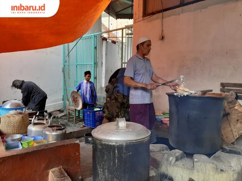 Dapur pembuatan bubur India pada tahun 2019 yang masih ramai aktivitas. (Inibaru.id/ Zulfa Anisah)<br>