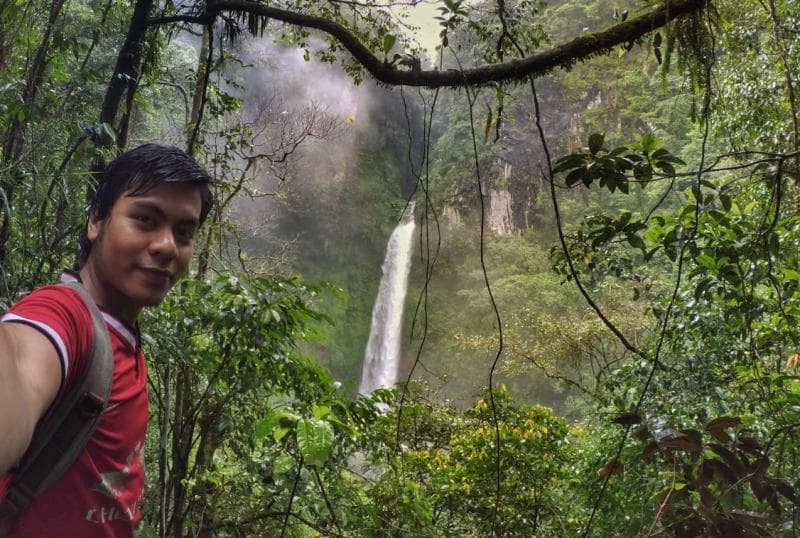 Trekking ke Curug Lojahan melalui jalur yang cukup ekstrem. (Taufiq Ihsan)