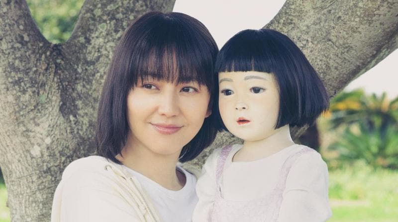 Boneka di film 'Dollhouse' ternyata hidup dan meneror keluarganya. (Fareast)