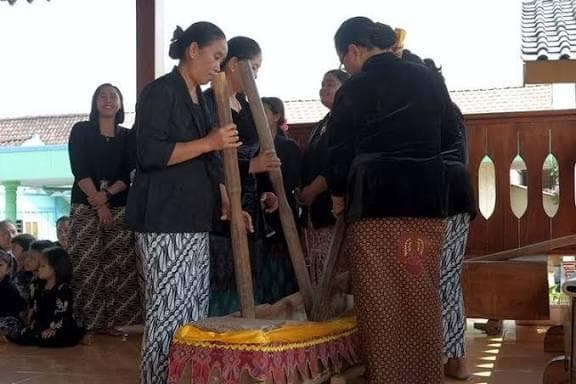 Para perempuan Sedulur Sikep di Blora sedang melakukan Gejog Lesung. (Shutterstock)