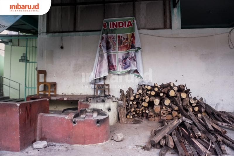 Dapur pembuatan bubur India harus berhenti mengepul untuk mencegah kerumunan massa. (Inibaru.id/ Audrian F)<br>