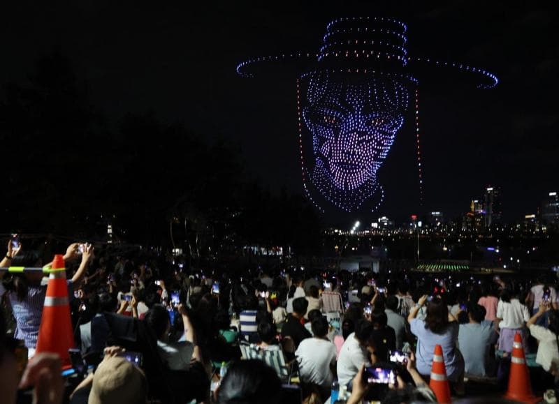 Atraksi Drone di Ttukseom Hangang Park dengan tema Kpop Demon Hunters. (Koreatimes/Yonhap)