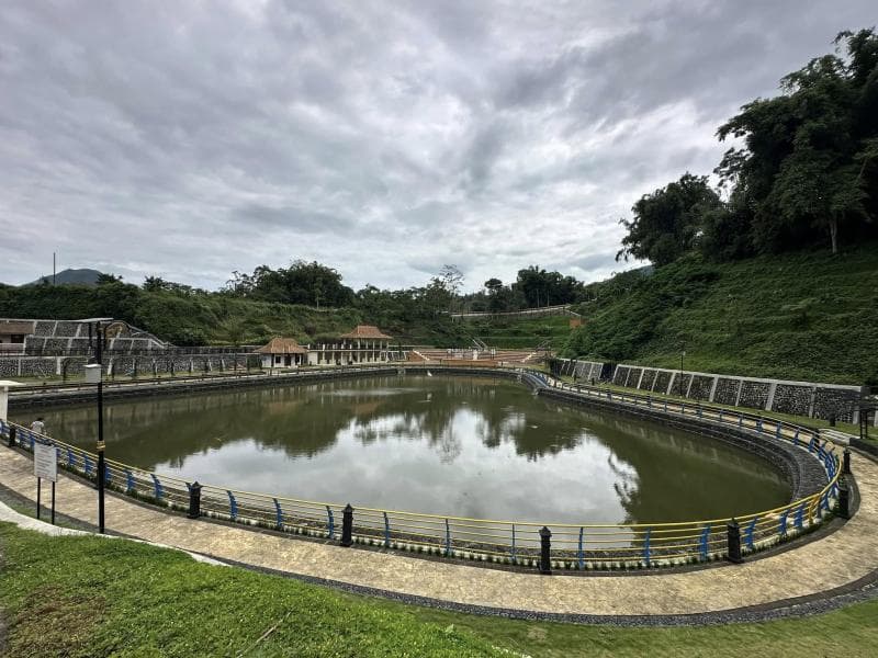 Embung Gumelem dengan bentuk seperti hati atau love di Magelang. (FB/Deni Santo)