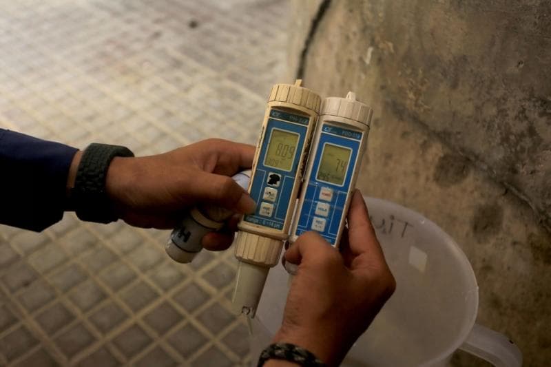 Pengecekan air sumur di kawasan perkotaan yang kini semakin kurang terjamin kebersihannya. (Radarmadiun/Bagas Bimantara)