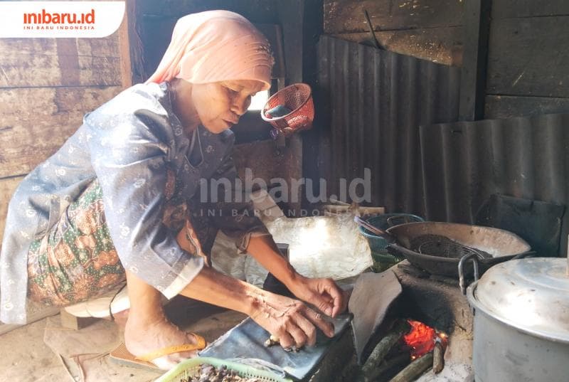 Proses pembuatan emping melinjo di Dukuh Lempuyang, Desa Surjo, Kecamatan Bawang, Kabupaten Batang. (Inibaru.id/ Sekarwati)