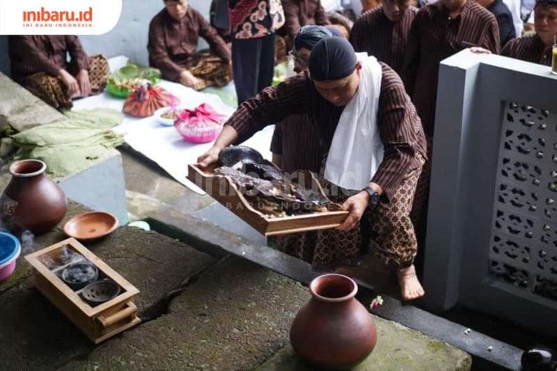 Cekathak, pelana kuda peninggalan Sunan Muria Sayyid Umar Said sedang dibawa untuk di siram di Sendang Rejoso (Inibaru.id/ Imam Khanafi)