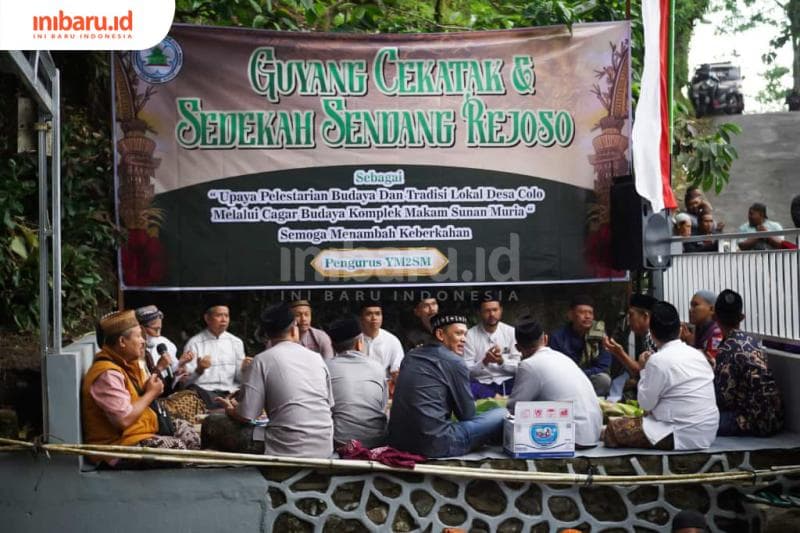 Warga dan pengurus yayasan sedang melakukan doa di Sendang Rejoso (Inibaru.id/ Imam Khanafi)