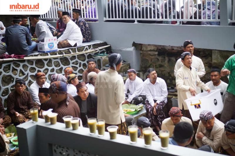 Terlihat dawet dalam gelas platik yang nanti akan digunakan untuk diguyang atau disebar (Inibaru.id/ Imam Khanafi)