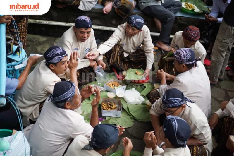 Pengurus yayasan berdoa sebelum memakan makanan yang mereka bawa di Sendang Rejoso untuk melakukan makan bersama (Inibaru.id/ Imam Khanafi)