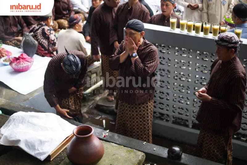 Cekathak, pelana kuda peninggalan Sunan Muria Sayyid Umar Said ditutup kain putih setalah ritul selesai. (Inibaru.id/ Imam Khanafi)