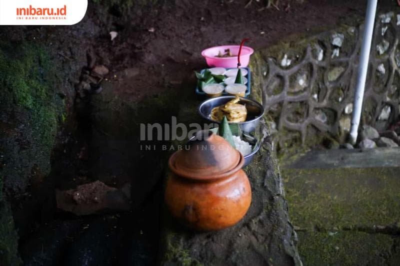 Beberapa sajen dalam ritual Guyang Cekathak, pelana kuda peninggalan Sunan Muria Sayyid Umar Said di Sendang Rejoso. (Inibaru.id/ Imam Khanafi)