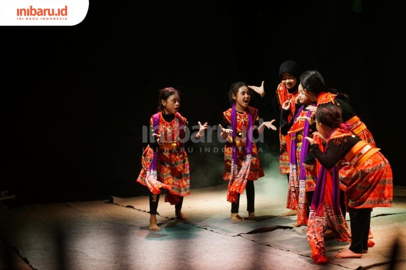 Salah satu penampilan kelas tari Kampung Budaya Piji Wetan di Panggung Ngepringan Piji. (Inibaru.id/ Imam Khanafi)