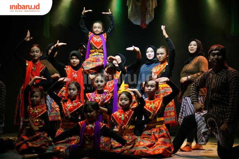 Salah satu penampilan kelas tari Kampung Budaya Piji Wetan di Pangung Ngepringan Piji (Inibaru.id/ Imam Khanafi)