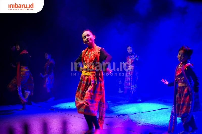 Salah satu penampilan kelas tari Kampung Budaya Piji Wetan di Pangung Ngepringan Piji (Inibaru.id/ Imam Khanafi)