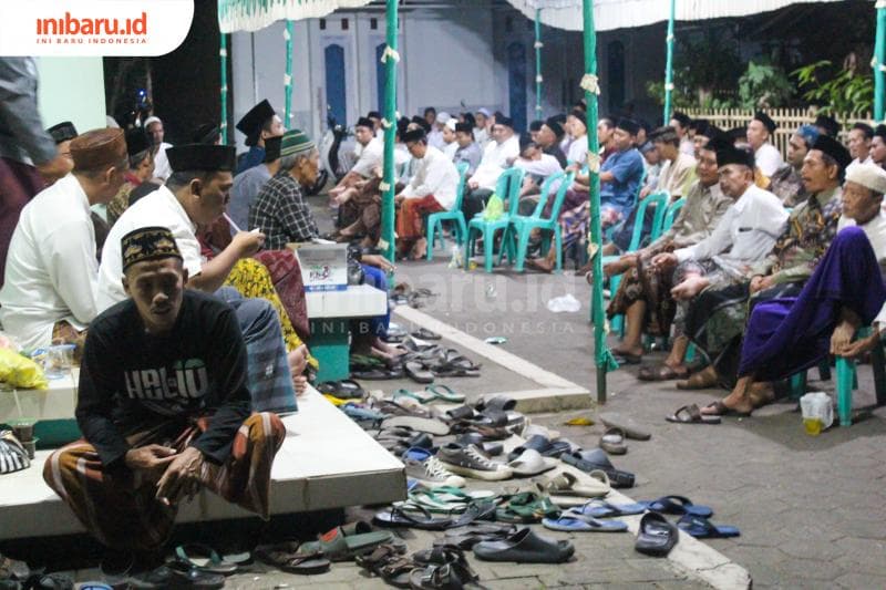 Warga terlihat rame memenuhi serambi di Masjid Asysyarief 1 Desa Padurenan, Kecamatan Gebog, Kudus dalam acara&nbsp;Maulidan Jawiyan (Inibaru.id/ Imam Khanafi)