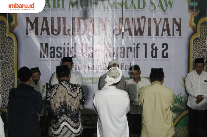 Warga terlihat khusuk dalam acara Maulidan Jawiyan di Masjid Asysyarief 1 Desa Padurenan, Kecamatan Gebog, Kudus (Inibaru.id/ Imam Khanafi)