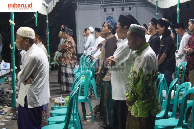 Warga terlihat khusuk dalam acara Maulidan Jawiyan di Masjid Asysyarief 1 Desa Padurenan, Kecamatan Gebog, Kudus (Inibaru.id/ Imam Khanafi)