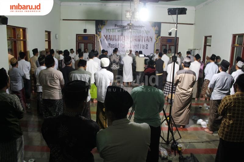Warga terlihat khusuk dalam acara Maulidan Jawiyan di Masjid Asysyarief 1 Desa Padurenan, Kecamatan Gebog, Kudus (Inibaru.id/ Imam Khanafi)