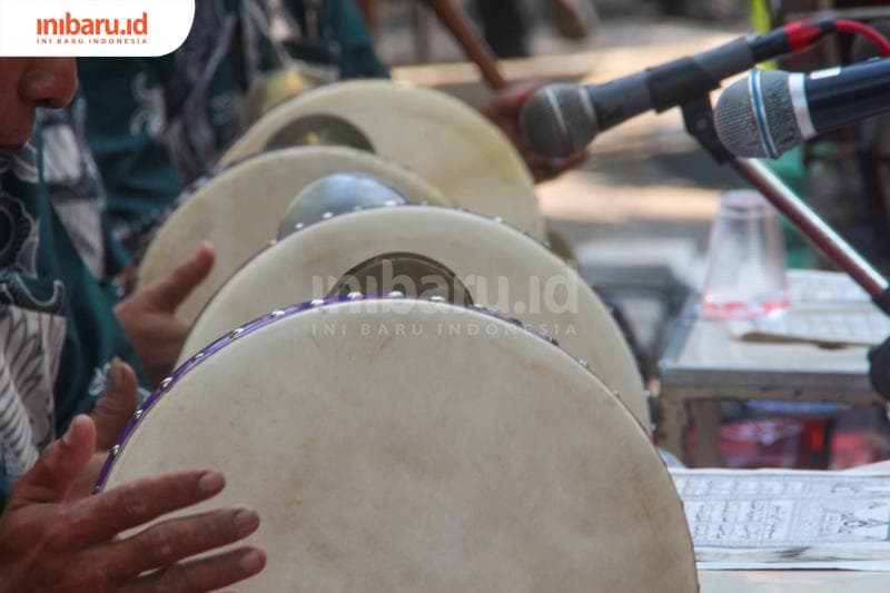 Di halaman Masjid Al-Mubarok Desa Demaan, Kecamatan Kota, Kudus, dentuman terbang papat—seni tabuh Islami khas Kudus terdengar khas. (Inibaru.id/Imam Khanafi)