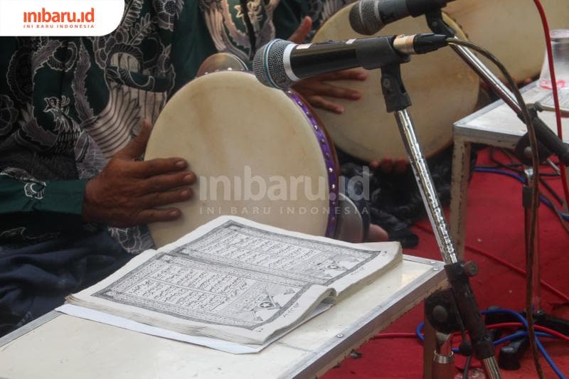 Di halaman Masjid Al-Mubarok Desa Demaan, Kecamatan Kota, Kudus, dentuman terbang papat—seni tabuh Islami khas Kudus terdengar khas. (Inibaru.id/ Imam Khanafi)