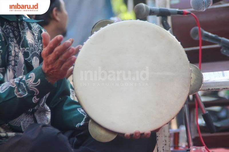 Penabuh terbang papat di halaman Masjid Al-Mubarok Desa Demaan, Kecamatan Kota, Kudus. (Inibaru.id/ Imam Khanafi)