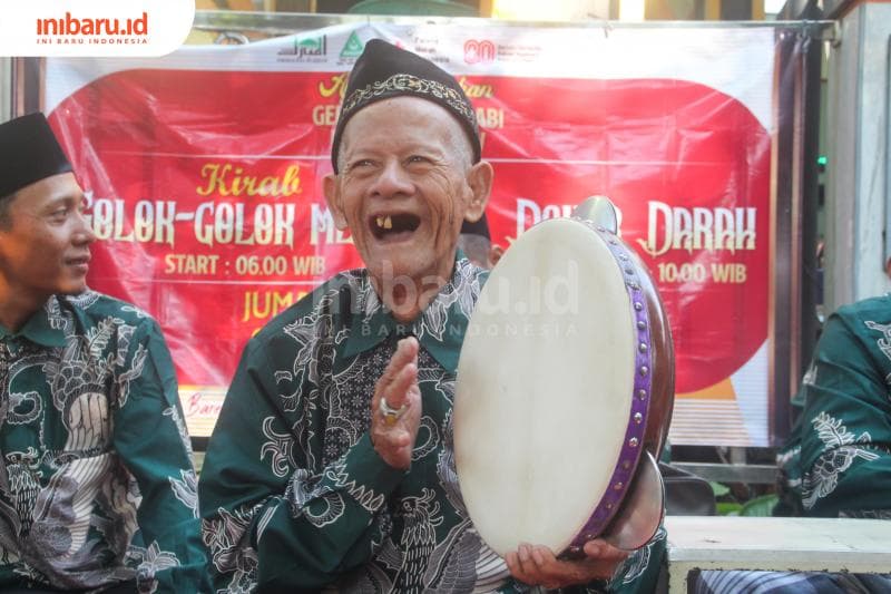 Salah seorang penabuh terbang papat di halaman Masjid Al-Mubarok Desa Demaan, Kecamatan Kota, Kudus. (Inibaru.id/ Imam Khanafi)