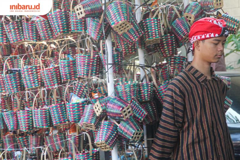 Kirab golok-golok mentok di Desa Demaan (Inibaru.id/ Imam Khanafi)