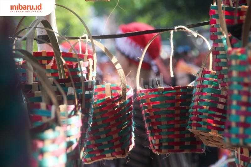 Dulu, keranjang bambu dalam Kirab Golok-Golok Mentok di Desa Demaan ini berisikan nasi dan ketan, tapi kini diubah menjadi jajanan kemasan. (Inibaru.id/ Imam Khanafi)