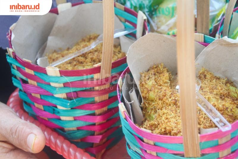 Meski sebagian besar golok-golok mentok sudah dimodifikasi, masih ada yang melestarikan tradisi dengan menyajikan ketan. (Inibaru.id/ Imam Khanafi)