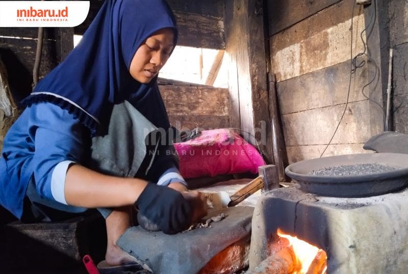 Menggantungkan Hidup dengan Penghasilan Semenjana sebagai Buruh Emping di Batang