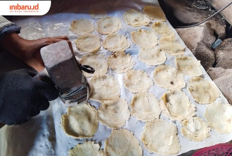 Proses menumbuk melinjo menjadi kepingan emping.&nbsp;(Inibaru.id/ Sekarwati)