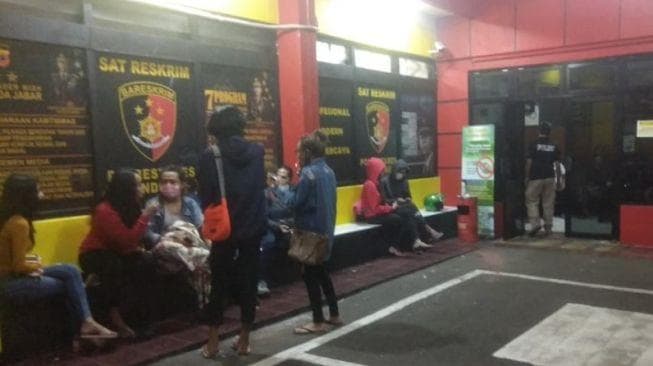 Para transpuan saat melaporkan Ferdian (Suara.com/Cesar Yudistira)