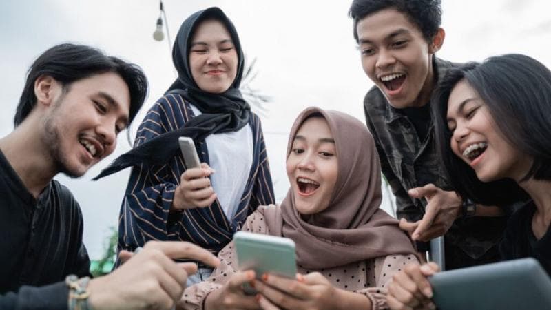 Meski populer dan diterima, orang otrovert sering merasa nggak terhubung. (via Radio Treat)