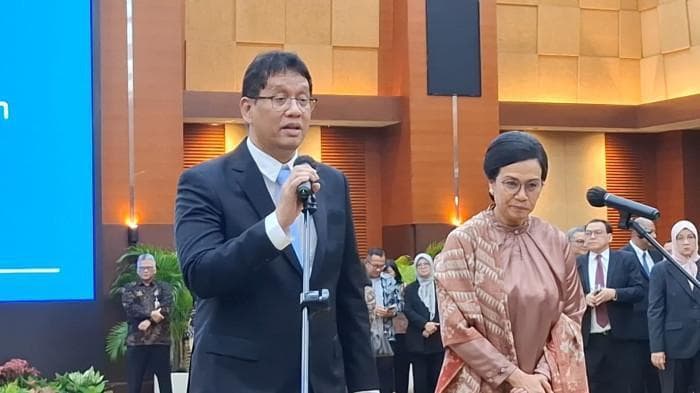 Menteri Keuangan Purbaya Yudhi Sadewa bersama mantan Menteri Keuangan Sri Mulyani saat serah terima jabatan. (Tribunnews)