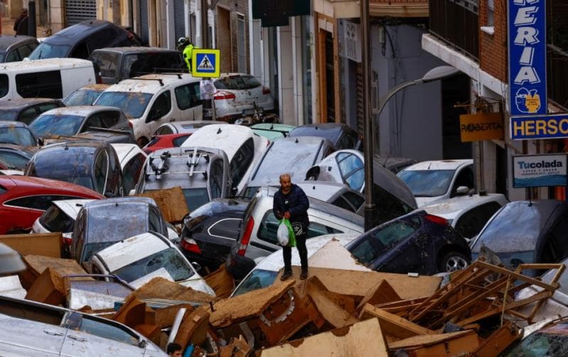Nggak hanya menyelamatkan diri saat bencana, siswa di Spanyol bakal dibekali mengenali hoaks dan cara untuk membuat alam jadi lebih baik. (Theguardian/Reuters/Susana Vera)