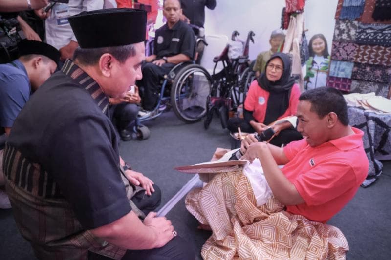 Wakil Gubernur Jateng Taj Yasin saat berbincang dengan penyandang difabel. (Humas Jateng)
