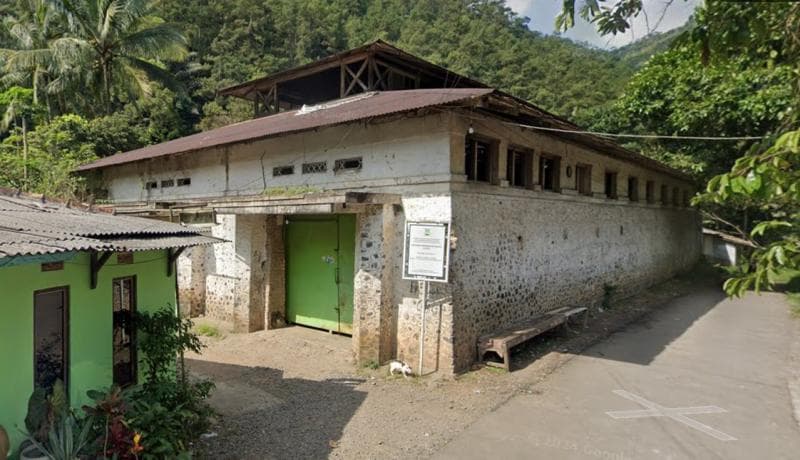Gedung pemancar radio peninggalan Hindia Belanda di Cililin, Bandung Barat. (Google Street View)