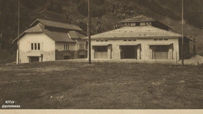 Gedung Pemancar Radio Cililin di zaman Hindia Belanda. (@potolawas/KITLV)